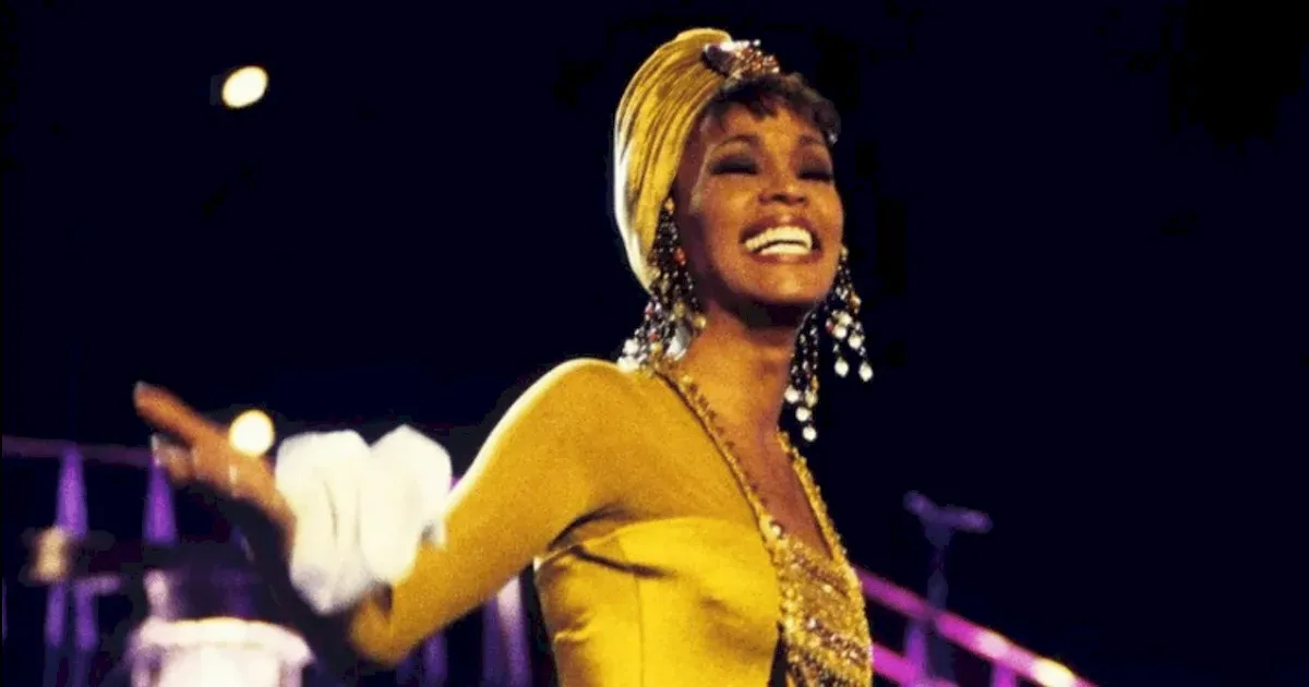 Whitney Houston é homenageada com boneca Barbie oficial em edição de colecionador