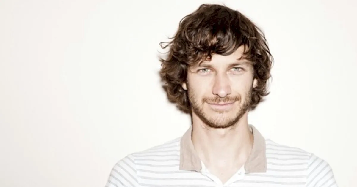 Gotye celebra 15 anos de 'Making Mirrors' com edição especial em vinil colorido