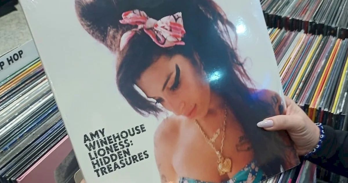 Feira de vinil de Niterói ganha edição especial de Natal com acervo da Jojô Discos