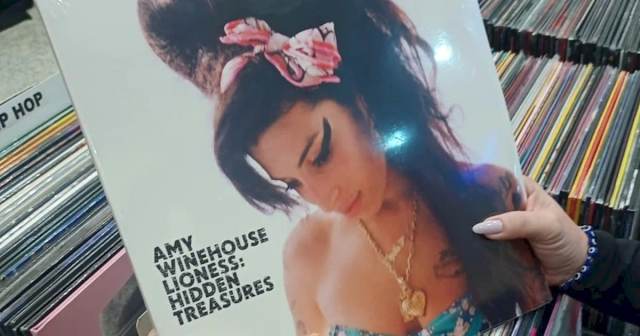Feira de vinil de Niterói ganha edição especial de Natal com acervo da Jojô Discos