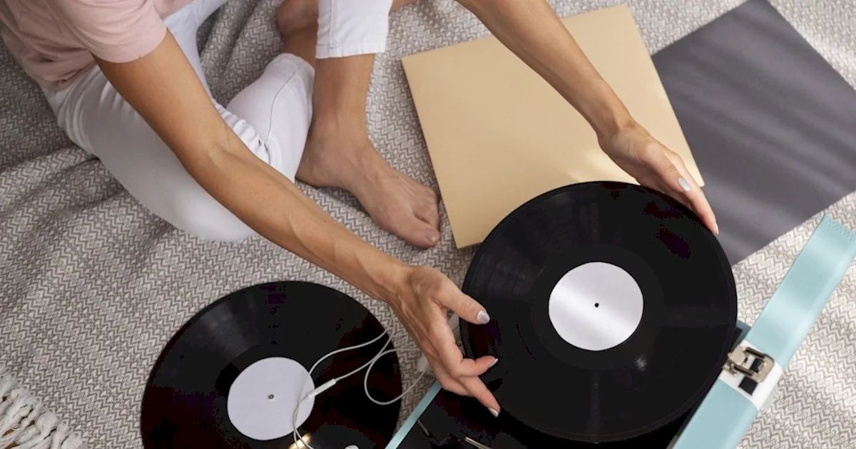 Feira de Vinil em Niterói traz raridades em mais de 800 títulos selecionados