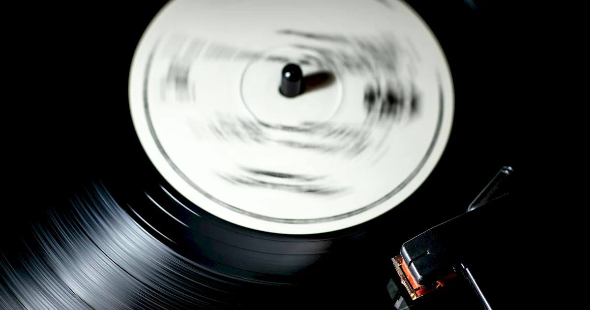 Consumo do vinil cresce 50% na Europa em 2025 graças aos jovens