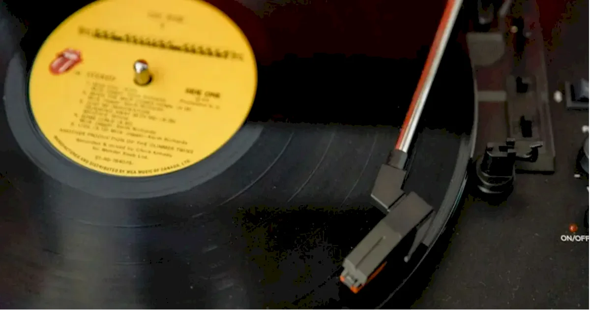 Por que o vinil ainda é caro no Brasil? Entenda o que influencia o preço