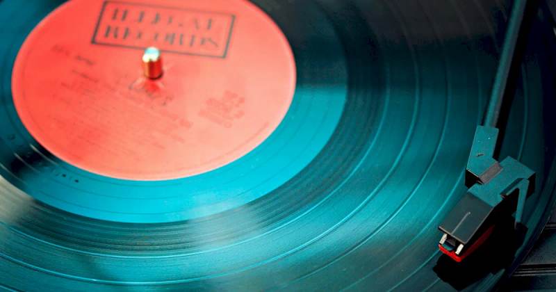 Criou uma música com IA? Suno agora pode colocá-la em vinil