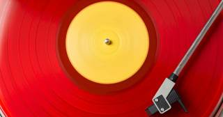 Como a música é gravada nos sulcos de um disco de vinil?