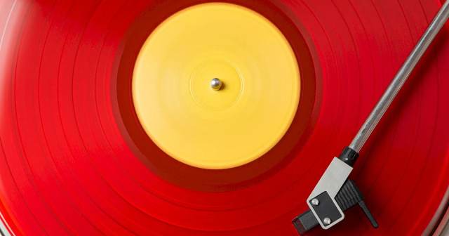 Como a música é gravada nos sulcos de um disco de vinil?