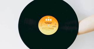 Por que os discos de vinil têm dois lados?