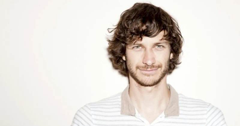 Gotye celebra 15 anos de 'Making Mirrors' com edição especial em vinil colorido
